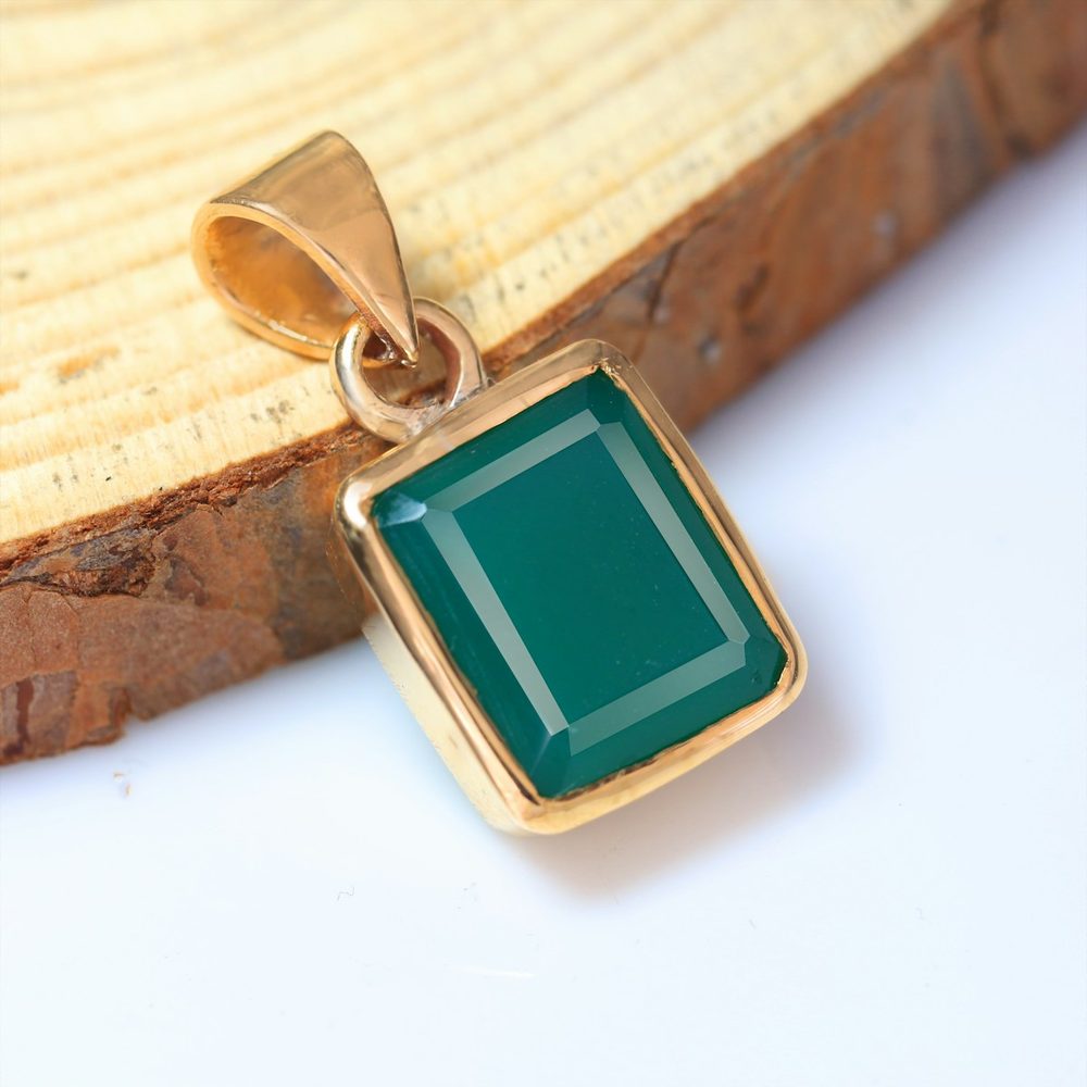 Emerald Pendant Chain