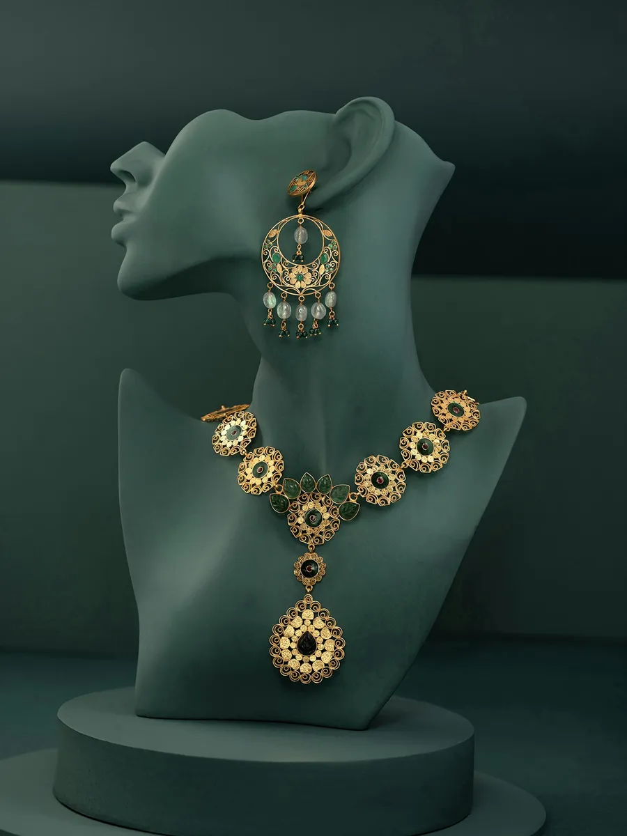 A kundan bridal necklace